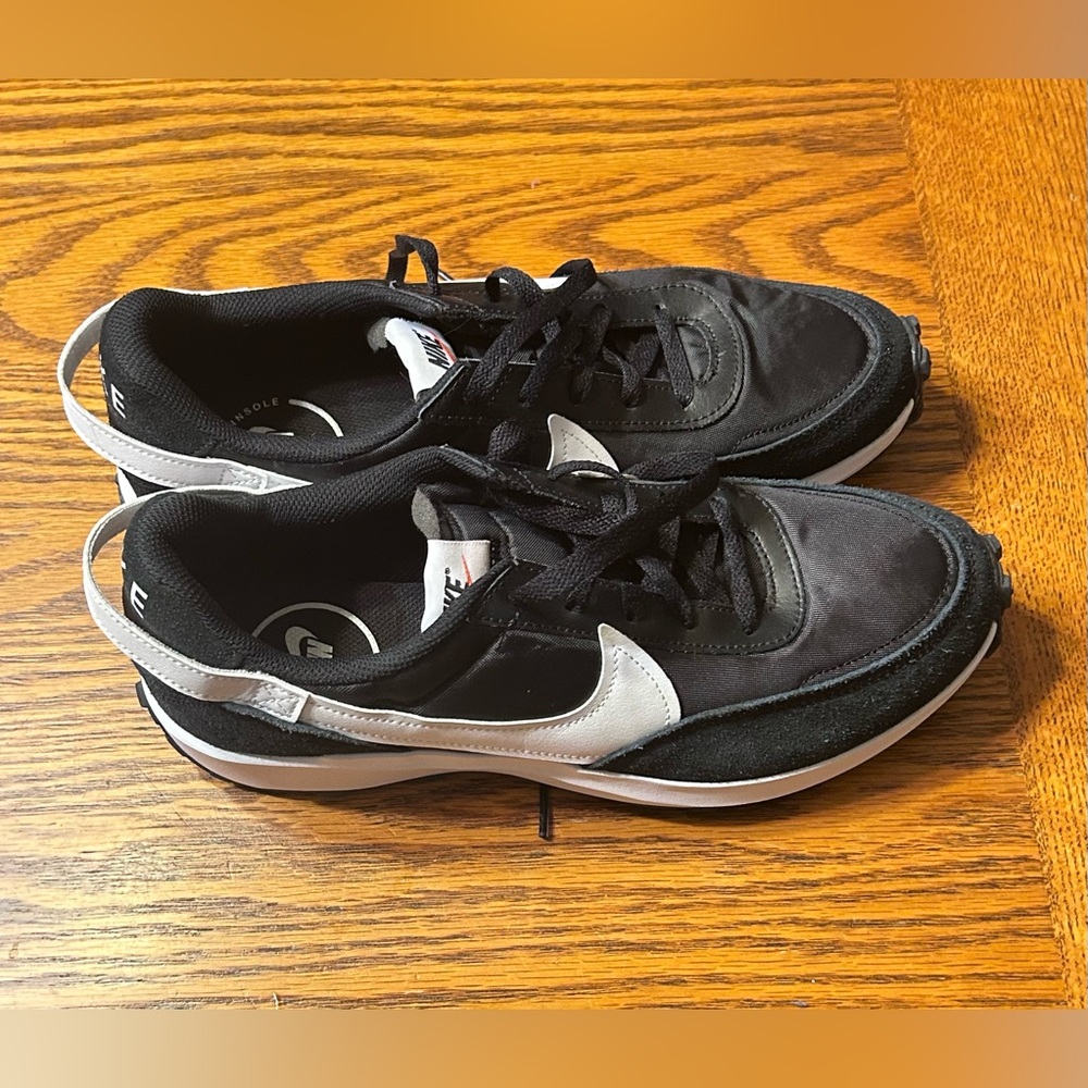 Nike Black Sneakers - Picture 2 of 3